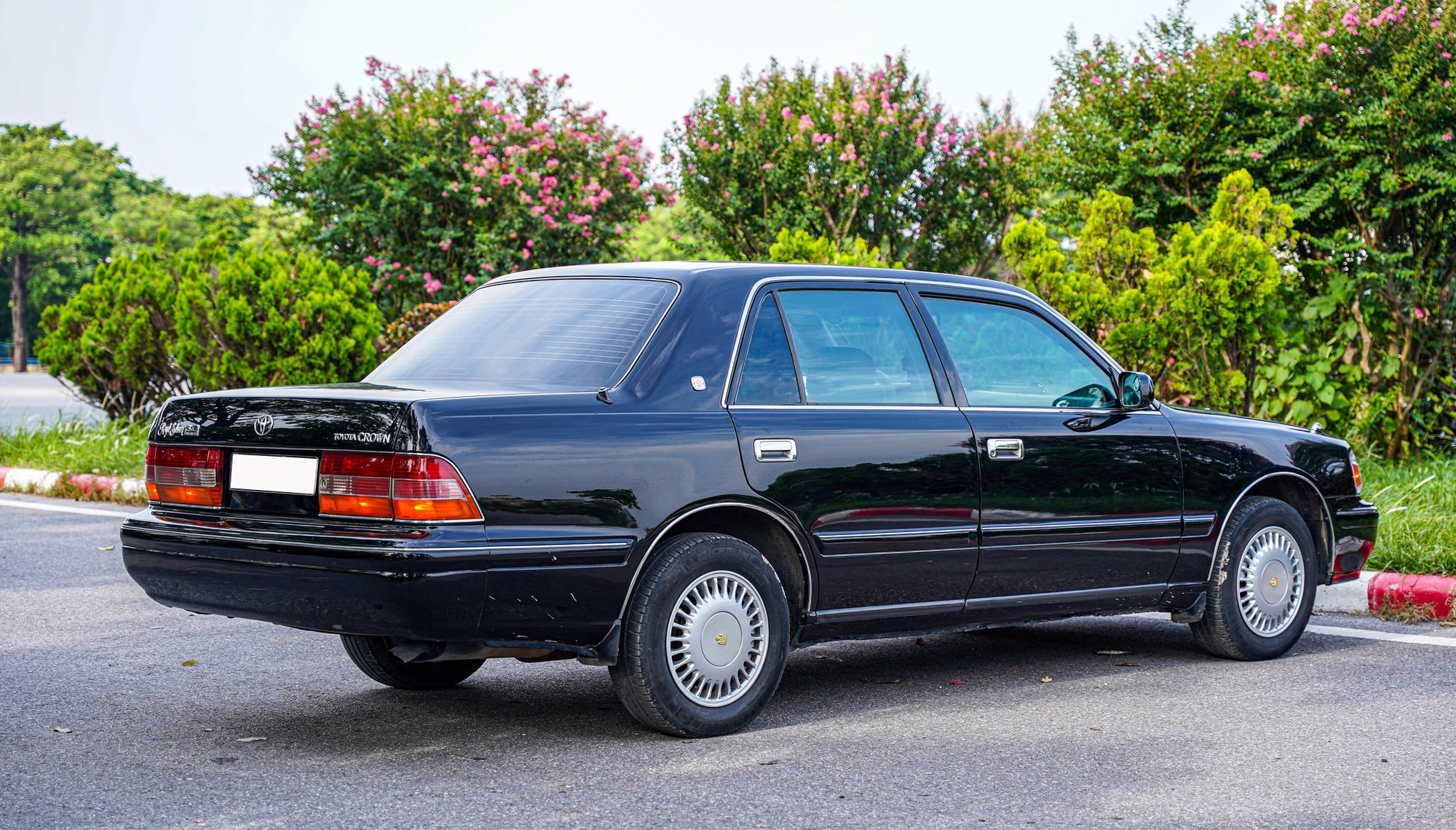 Cán mốc 26 tuổi, 'huyền thoại một thời' Toyota Crown vẫn được rao bán 910 triệu, ngang tiền mua Mazda6 bản 'full' - Ảnh 3. Cán mốc 26 tuổi, 'huyền thoại một thời' Toyota Crown vẫn được rao bán 910 triệu, ngang tiền mua Mazda6 bản 'full' - Ảnh 3.