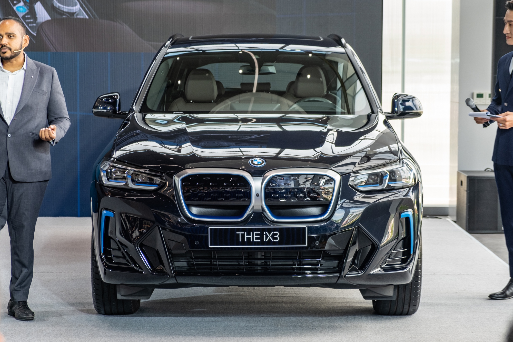 BMW iX3 ra mắt Việt Nam: Giá gần 3,5 tỷ, mạnh hơn, cao cấp hơn X3 lắp ráp, sạc 1 lần dư sức chạy TP. HCM - Nha Trang - Ảnh 1.