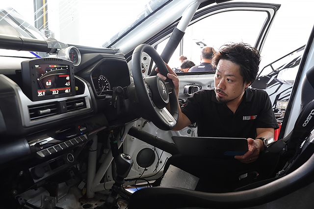 Mitsubishi Triton 2024 lần đầu lộ nội thất ngoài đời thực qua bản đua: Khác hẳn đời cũ, vài điểm giống Xpander - Ảnh 2.