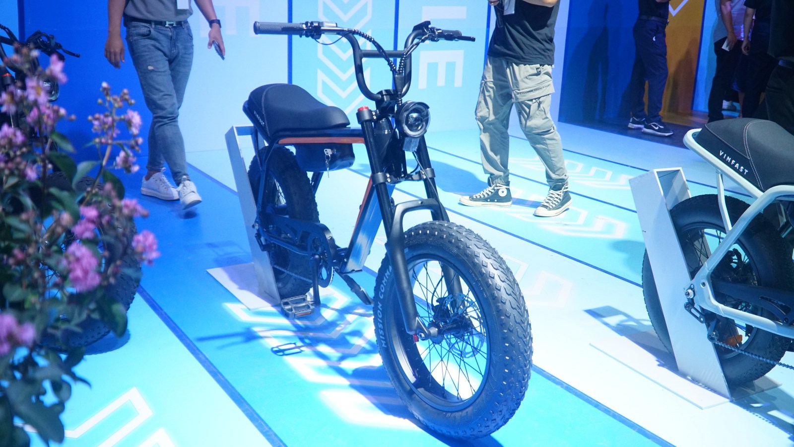 VinFast lần đầu ra mắt xe đạp điện: Dáng xe máy, tốc độ 32 km/h, pin có thể tháo rời - Ảnh 1.