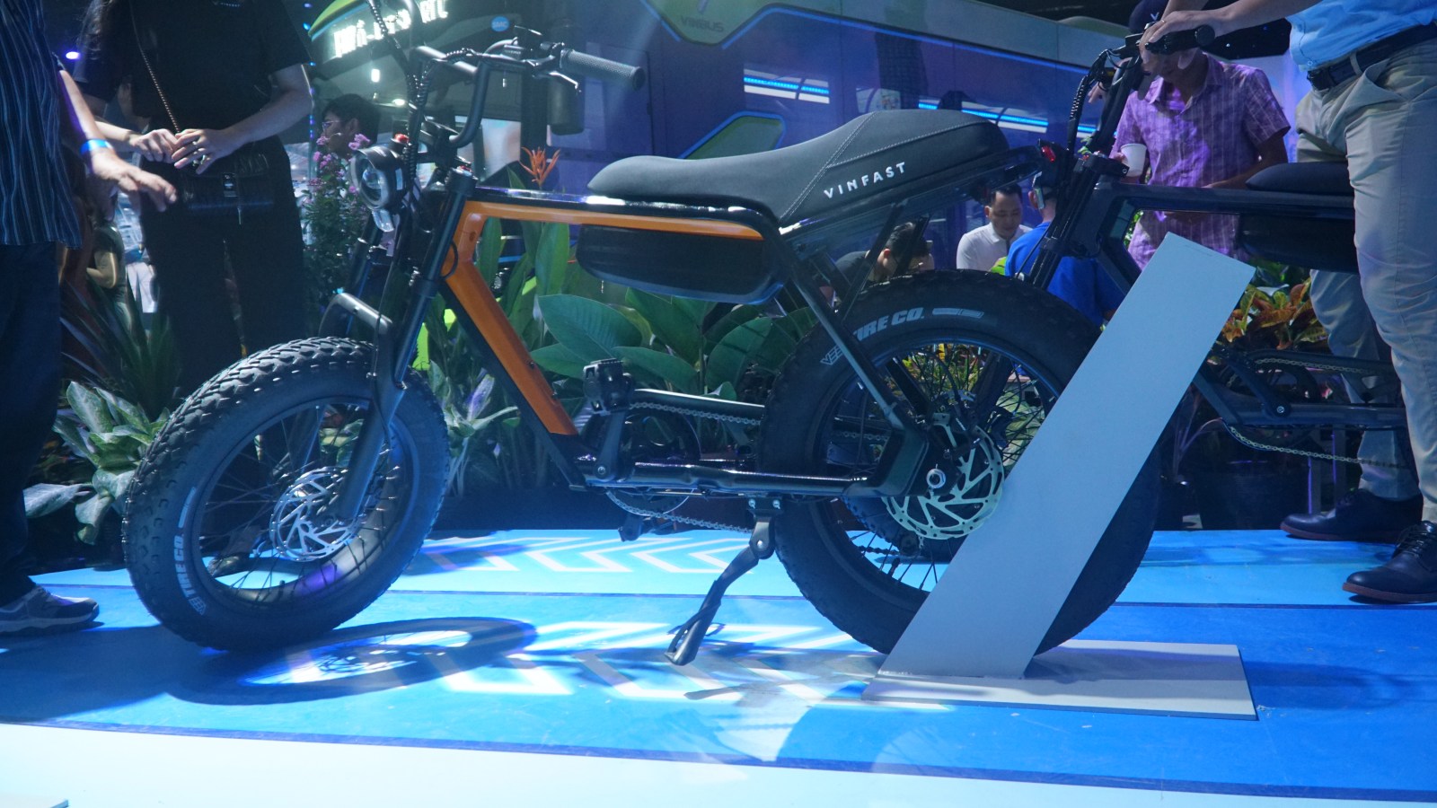 VinFast lần đầu ra mắt xe đạp điện: Dáng xe máy, tốc độ 32 km/h, pin có thể tháo rời - Ảnh 3.