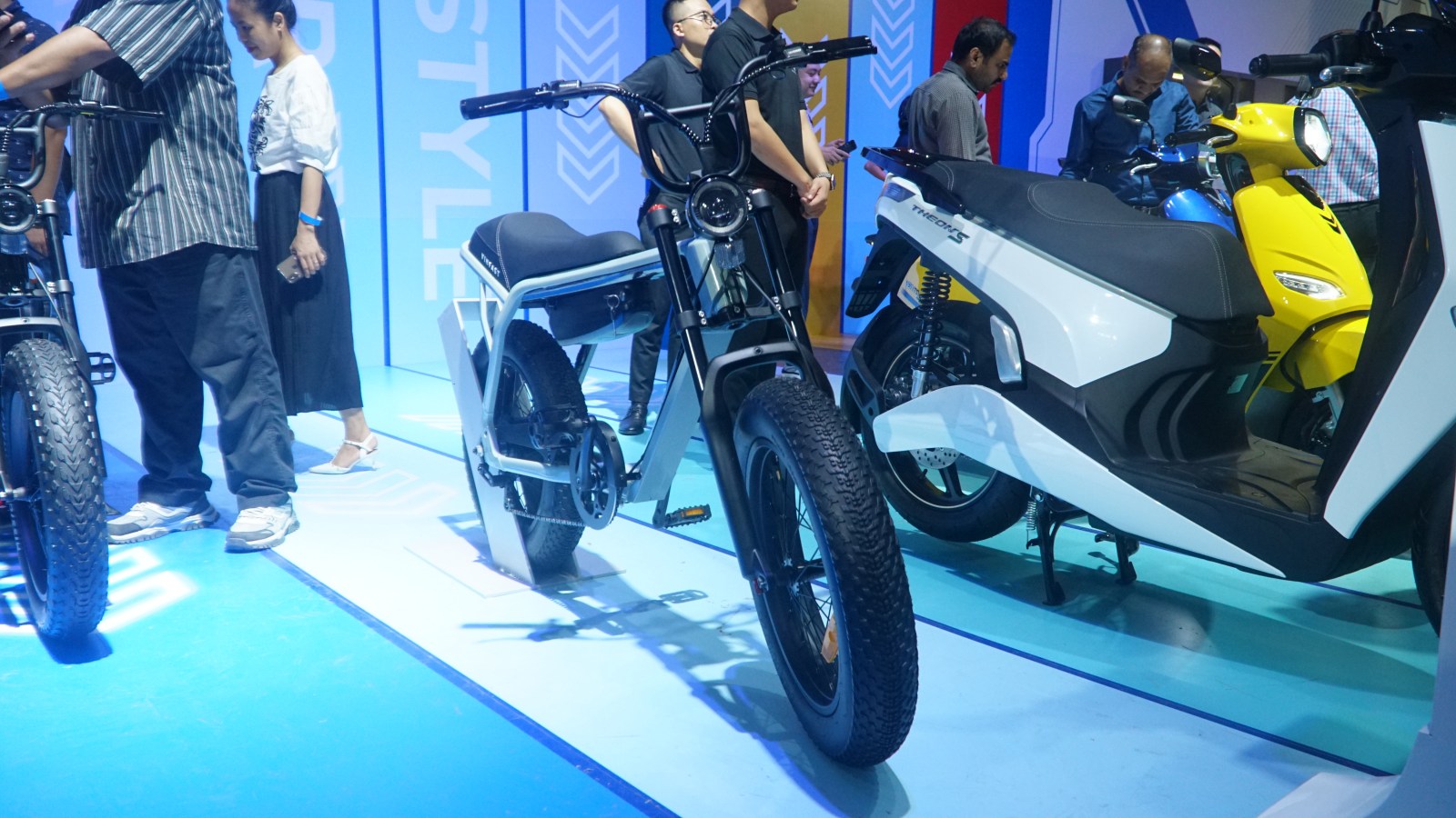 VinFast lần đầu ra mắt xe đạp điện: Dáng xe máy, tốc độ 32 km/h, pin có thể tháo rời - Ảnh 4.