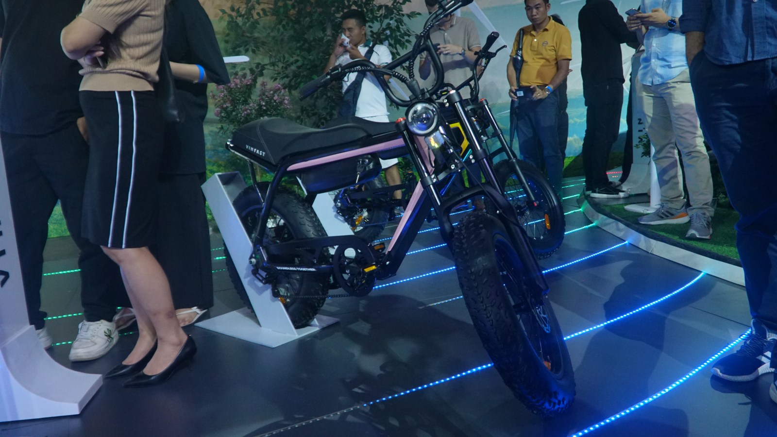 VinFast lần đầu ra mắt xe đạp điện: Dáng xe máy, tốc độ 32 km/h, pin có thể tháo rời - Ảnh 6.
