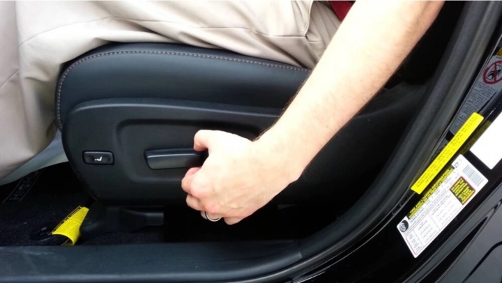 Những lưu ý khi chỉnh ghế lái ô tô tài xế nên biết - Ảnh 1.