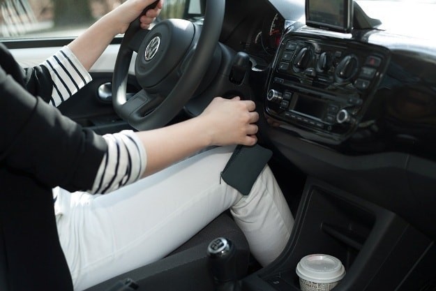 Những sai lầm phổ biến phụ nữ thường mắc khi lái ô tô - Ảnh 1.