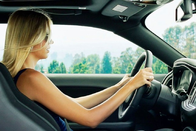 Những sai lầm phổ biến phụ nữ thường mắc khi lái ô tô - Ảnh 2.