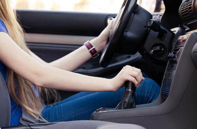 Những sai lầm phổ biến phụ nữ thường mắc khi lái ô tô - Ảnh 7.