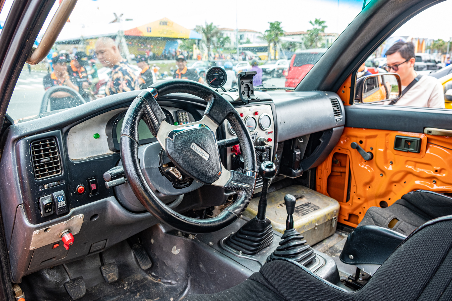 Thợ Việt tự độ bán tải Toyota dẫn động 6 bánh: 2 năm thực hiện, động cơ Lexus, thay bình xăng 120 lít để đi rừng - Ảnh 12.