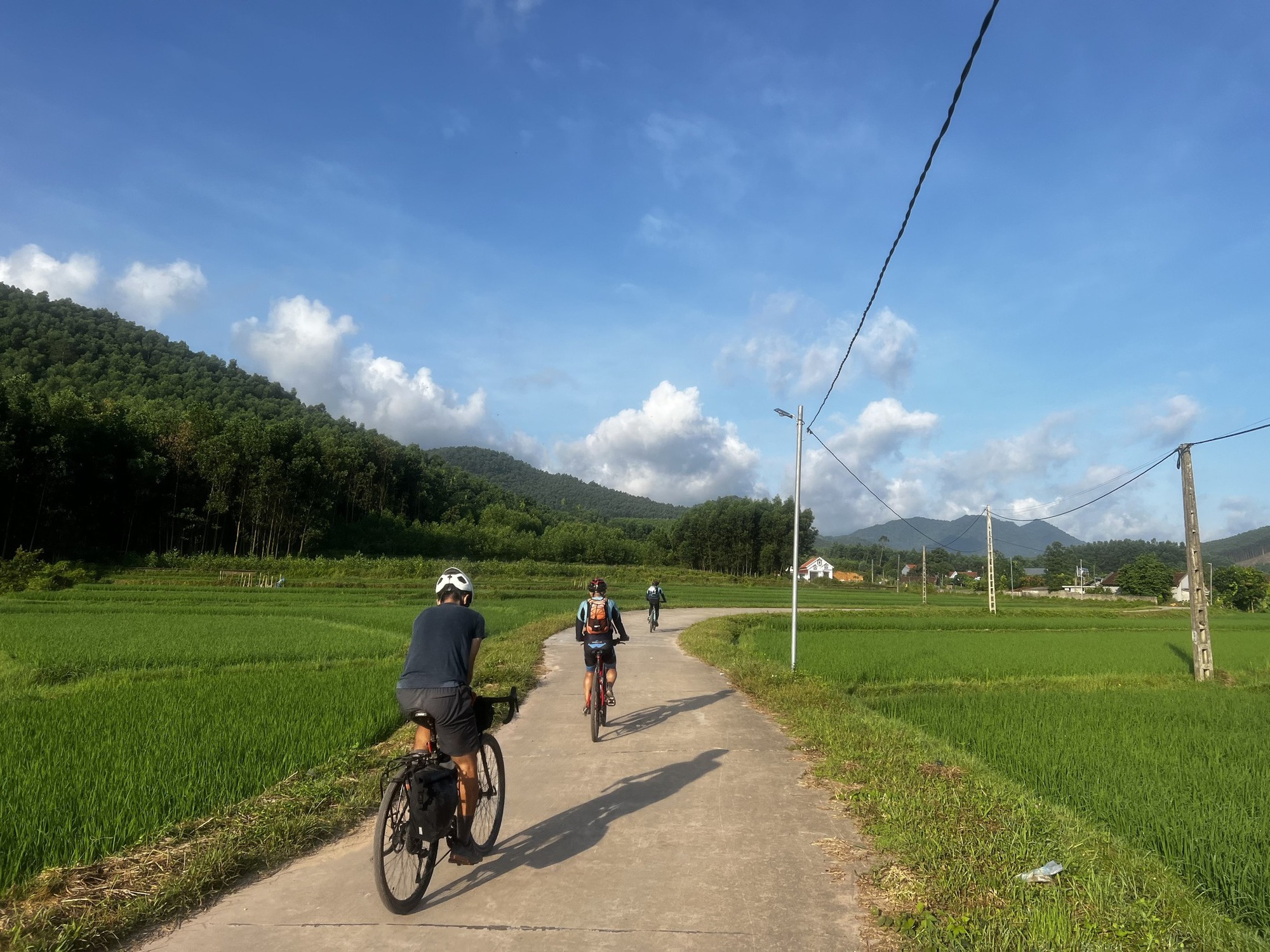 Đưa con trai đạp xe xuyên khắp Việt Nam, “Giáo sư quần đùi” dạy con 5 bài  học quý giá