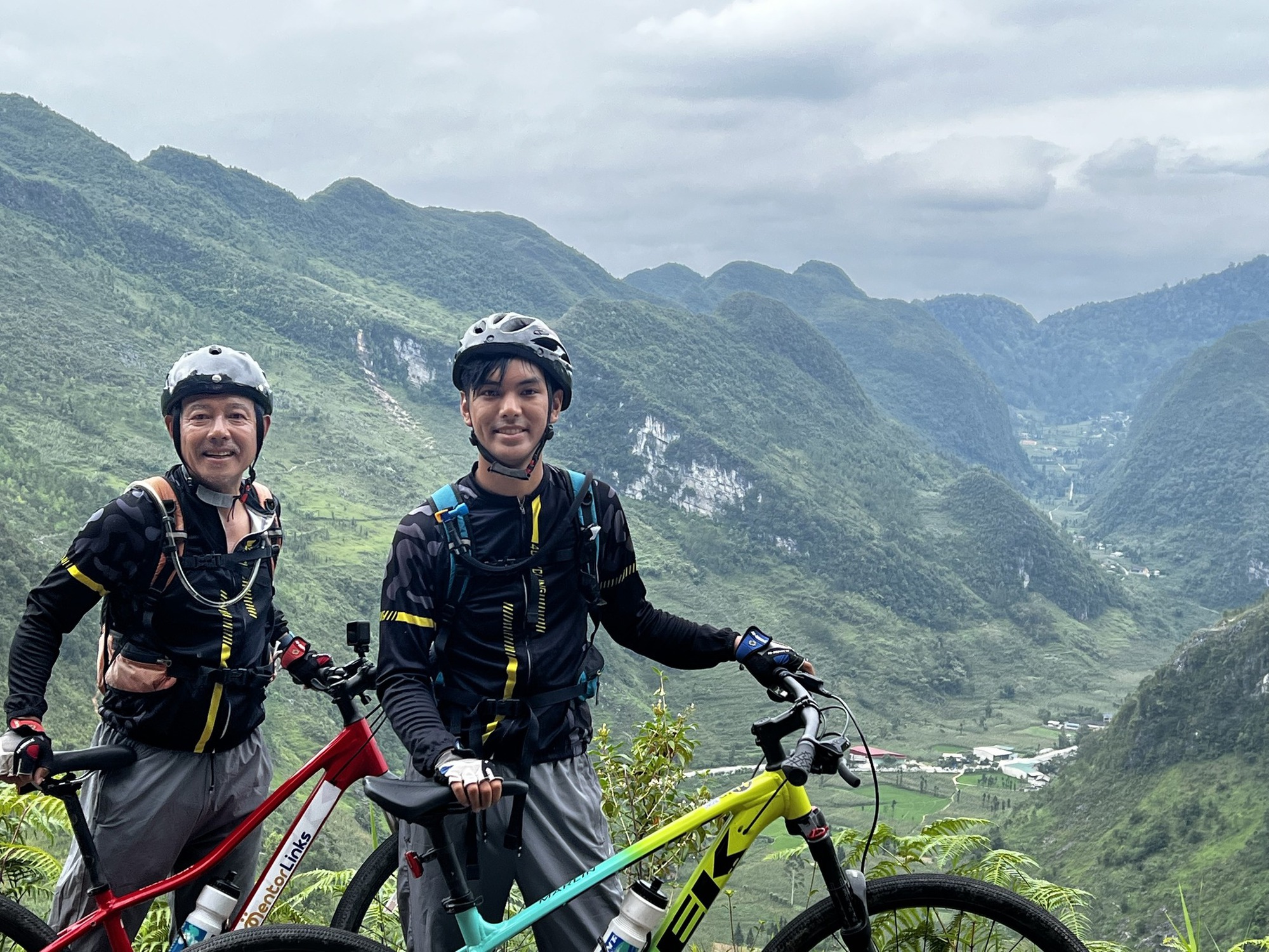 Đưa con trai đạp xe xuyên khắp Việt Nam, “Giáo sư quần đùi” dạy con 5 "bài học đời" quý giá - Ảnh 1.