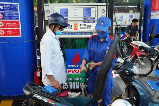Giá xăng dầu tăng mạnh, RON 95 gần 24.000 đồng/lít - Ảnh 1.