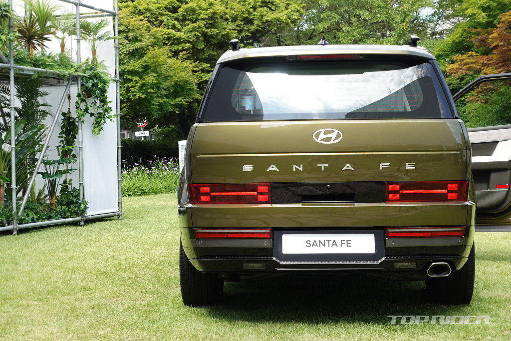 Cận cảnh Hyundai Santa Fe 2024 ngoài thực tế sau ngày công bố hoàn chỉnh - Ảnh 7.