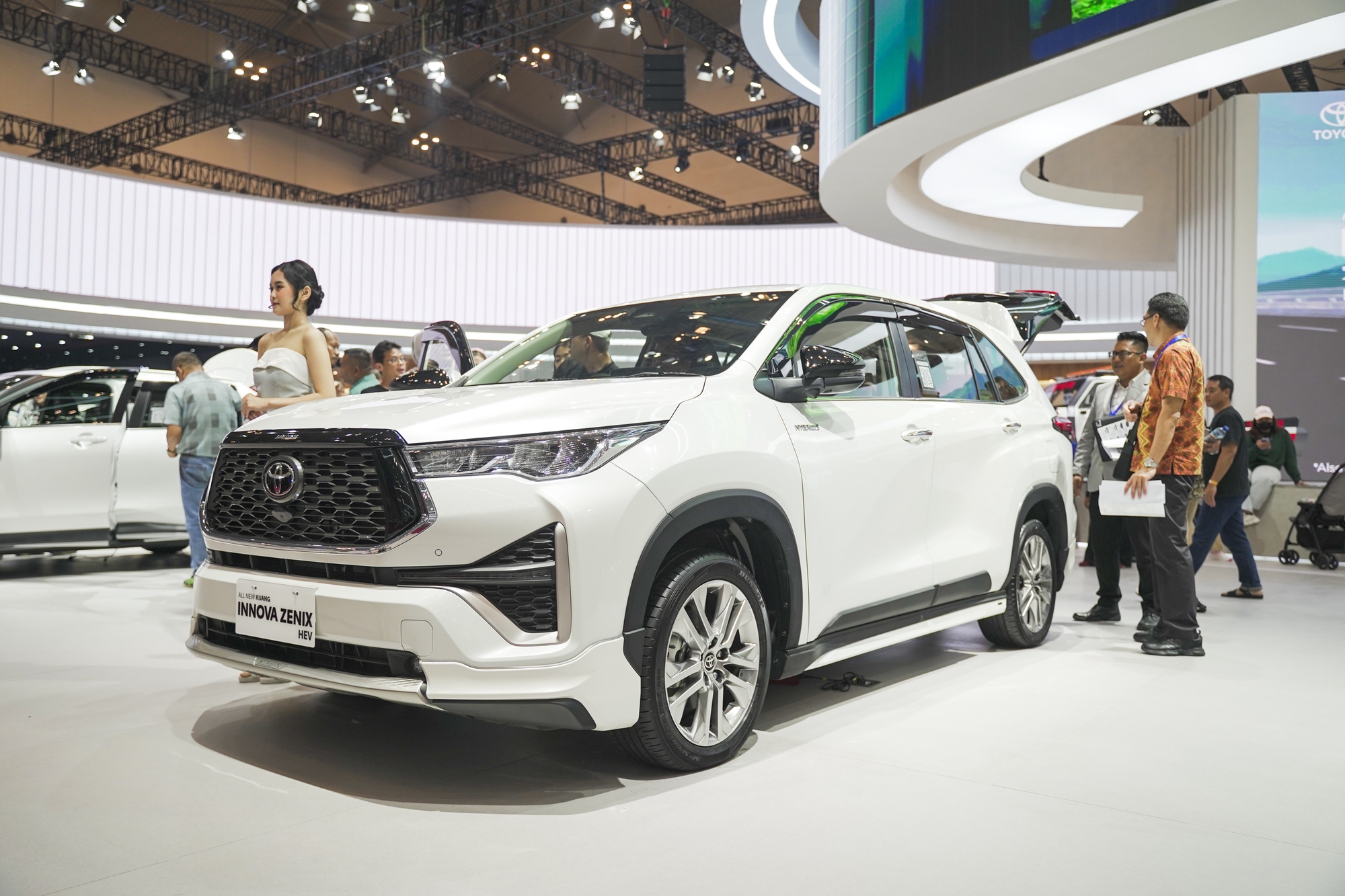 Xem trước Toyota Innova hybrid sắp về Việt Nam: Giá không dưới 1 tỷ đồng, vượt trội về công nghệ so với bản cũ - Ảnh 2.