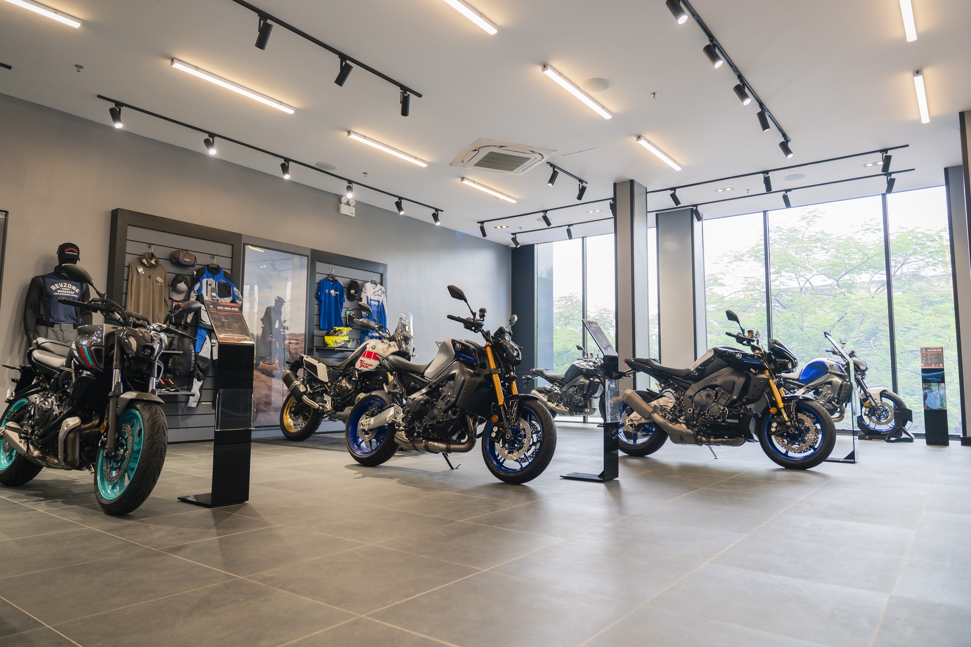 Yamaha khai trương showroom phân khối lớn đầu tiên tại miền Bắc: Rộng 900 m2, có xưởng dịch vụ lớn nhất miền Bắc - Ảnh 1.
