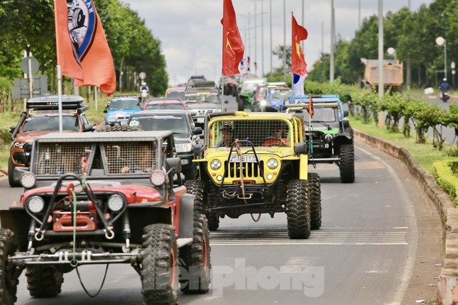 Hàng trăm ô tô địa hình diễu hành ở Đắk Lắk - Ảnh 1.