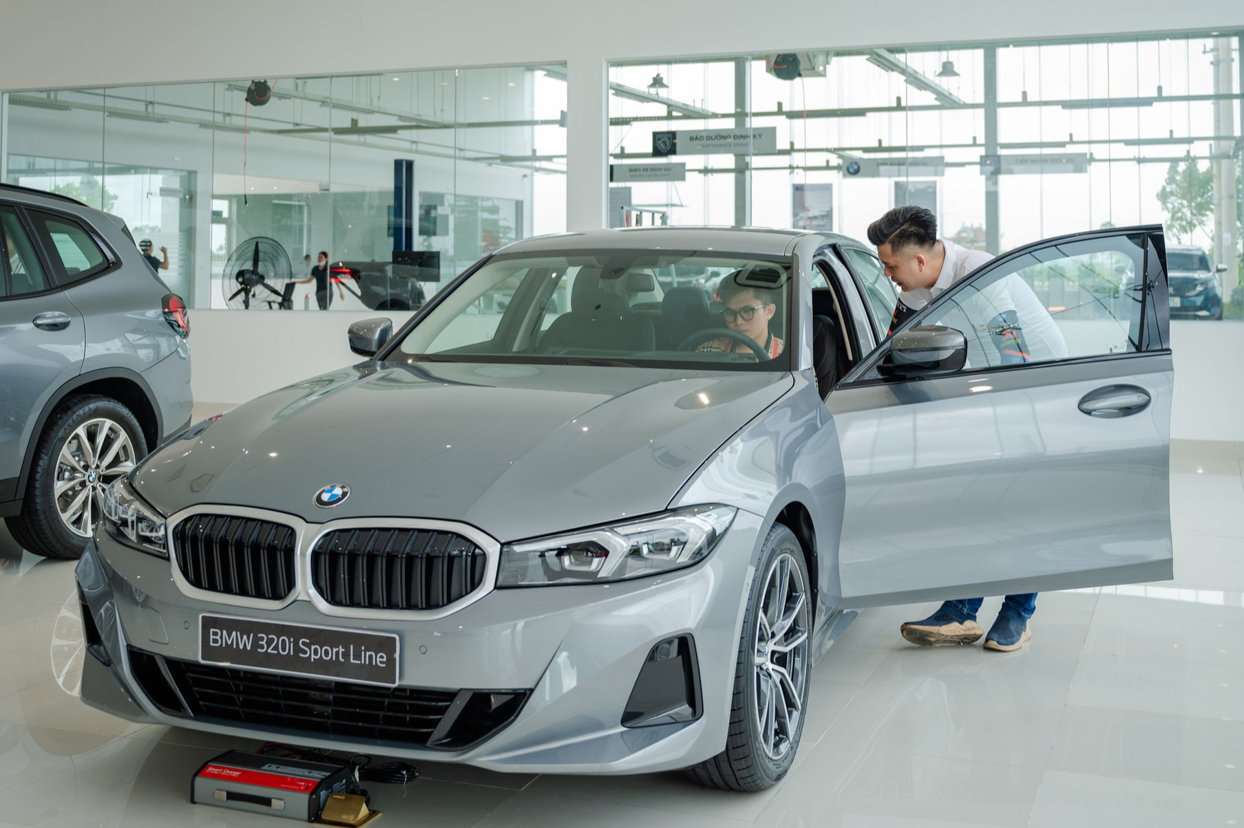 BMW 3-Series 2023 tiếp tục giảm giá mạnh tại đại lý: Bản base rẻ hơn Camry, làm khó thêm C-Class - Ảnh 1.