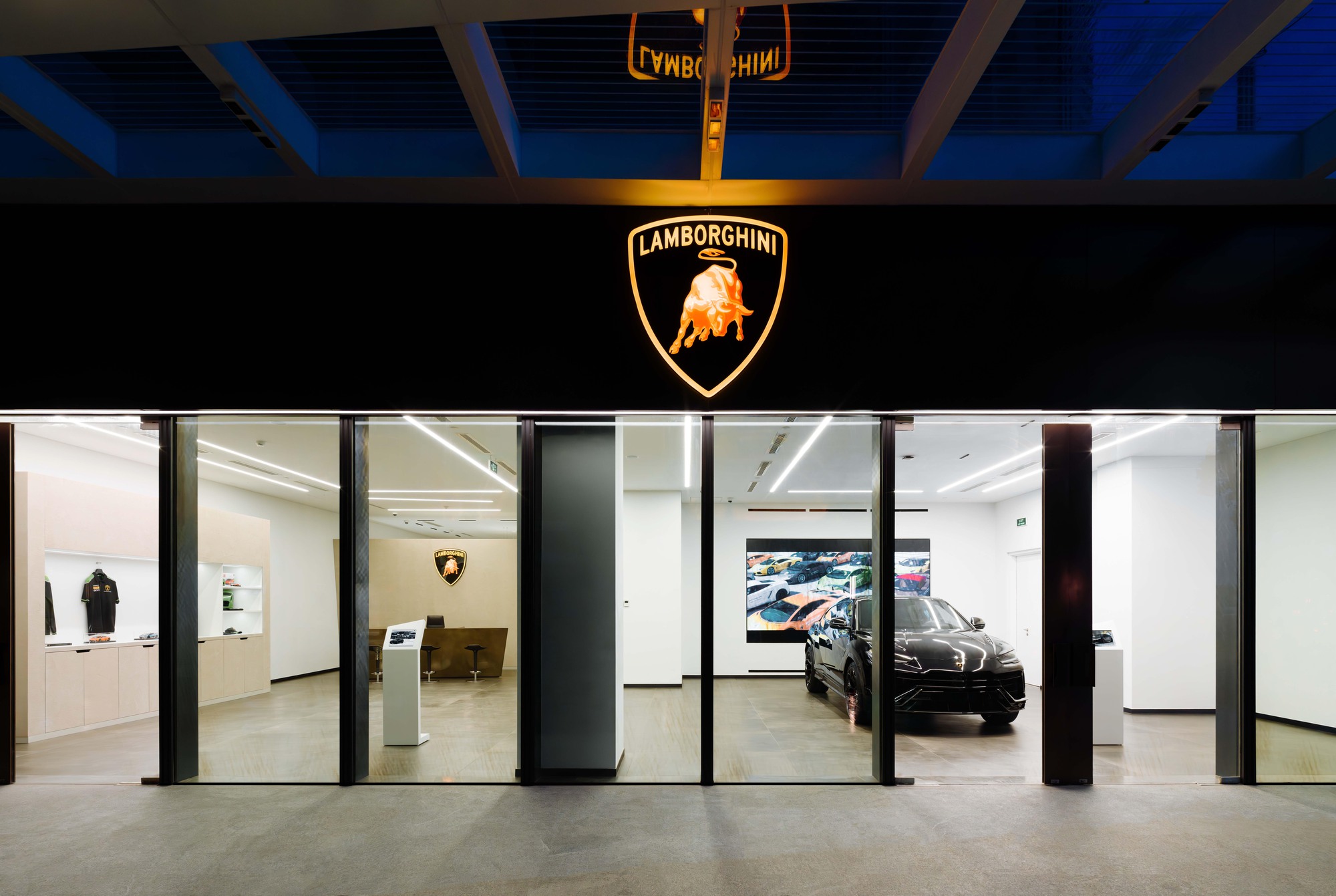 Bên trong showroom Lamborghini: Rộng 250m2 nhưng chỉ được trưng bày 2 xe và những tiêu chuẩn khắt khe của hãng siêu xe Ý - Ảnh 1.