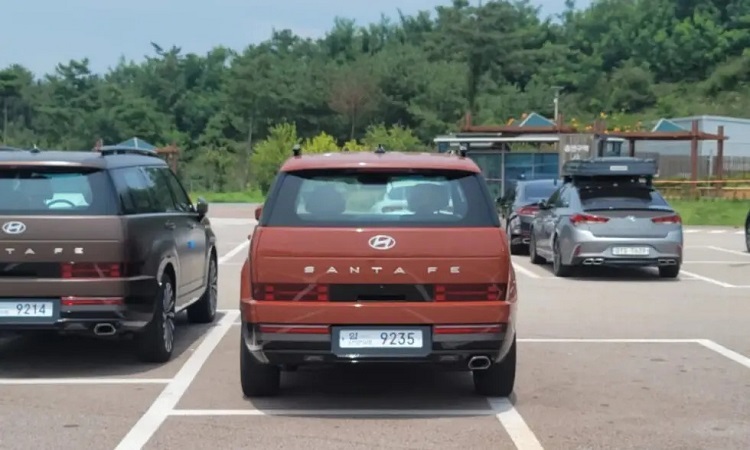 Hyundai Santa Fe mới lộ diện trên đường vận chuyển, khách Việt thêm sốt sắng chờ ngày được nhìn thực tế - Ảnh 1.