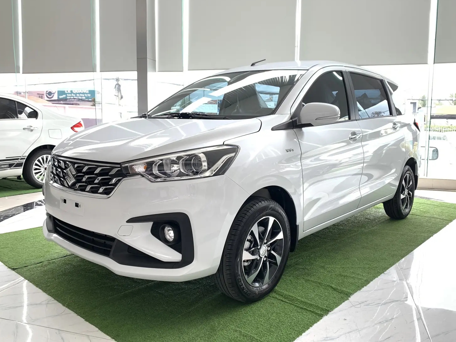 Suzuki Ertiga hybrid giảm giá 100 triệu tại đại lý: Bản đắt nhất chỉ hơn 500 triệu, rẻ hơn cả Xpander số sàn - Ảnh 1.