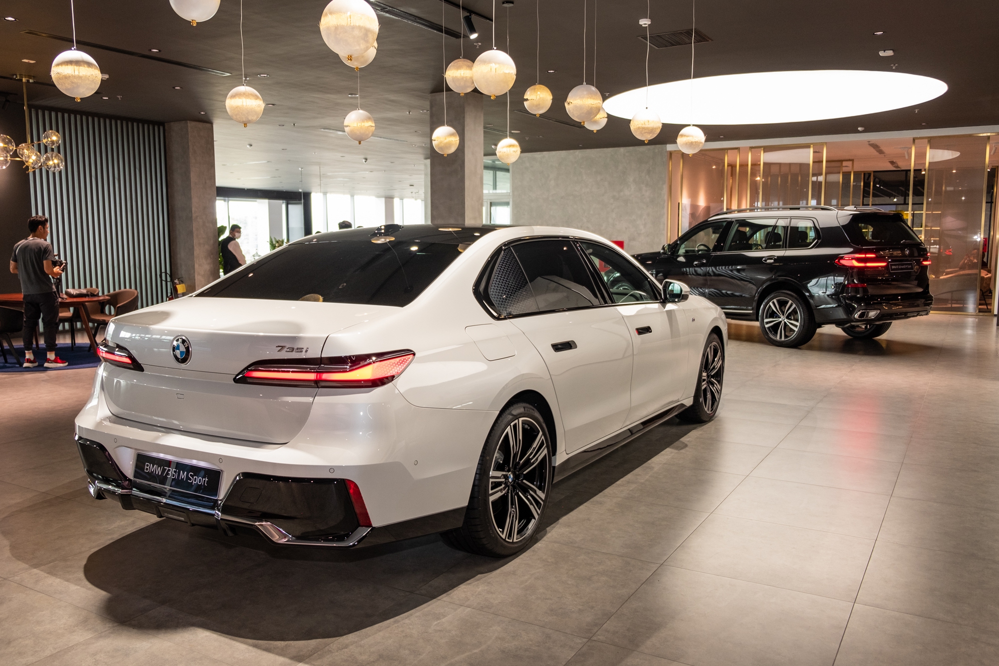Bên trong showroom BMW tiêu chuẩn mới đầu tiên Đông Nam Á tại Việt Nam, tổng diện tích mặt sàn to gấp 2 sân bóng đá - Ảnh 6.