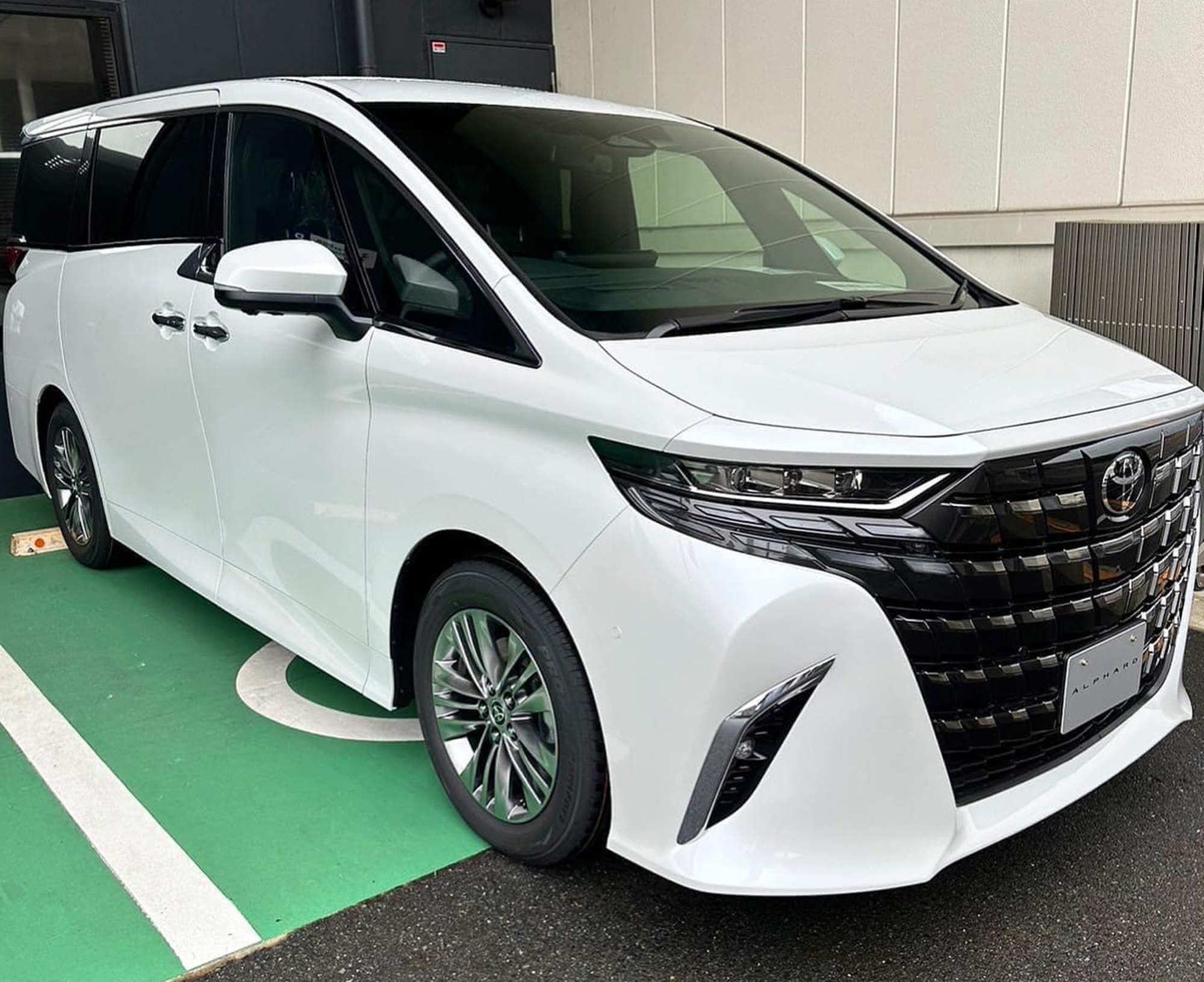 Lô Toyota Alphard 2024 đầu tiên về Việt Nam: 'Chuyên cơ mặt đất' giá không dưới 4 tỷ đồng - Ảnh 2.