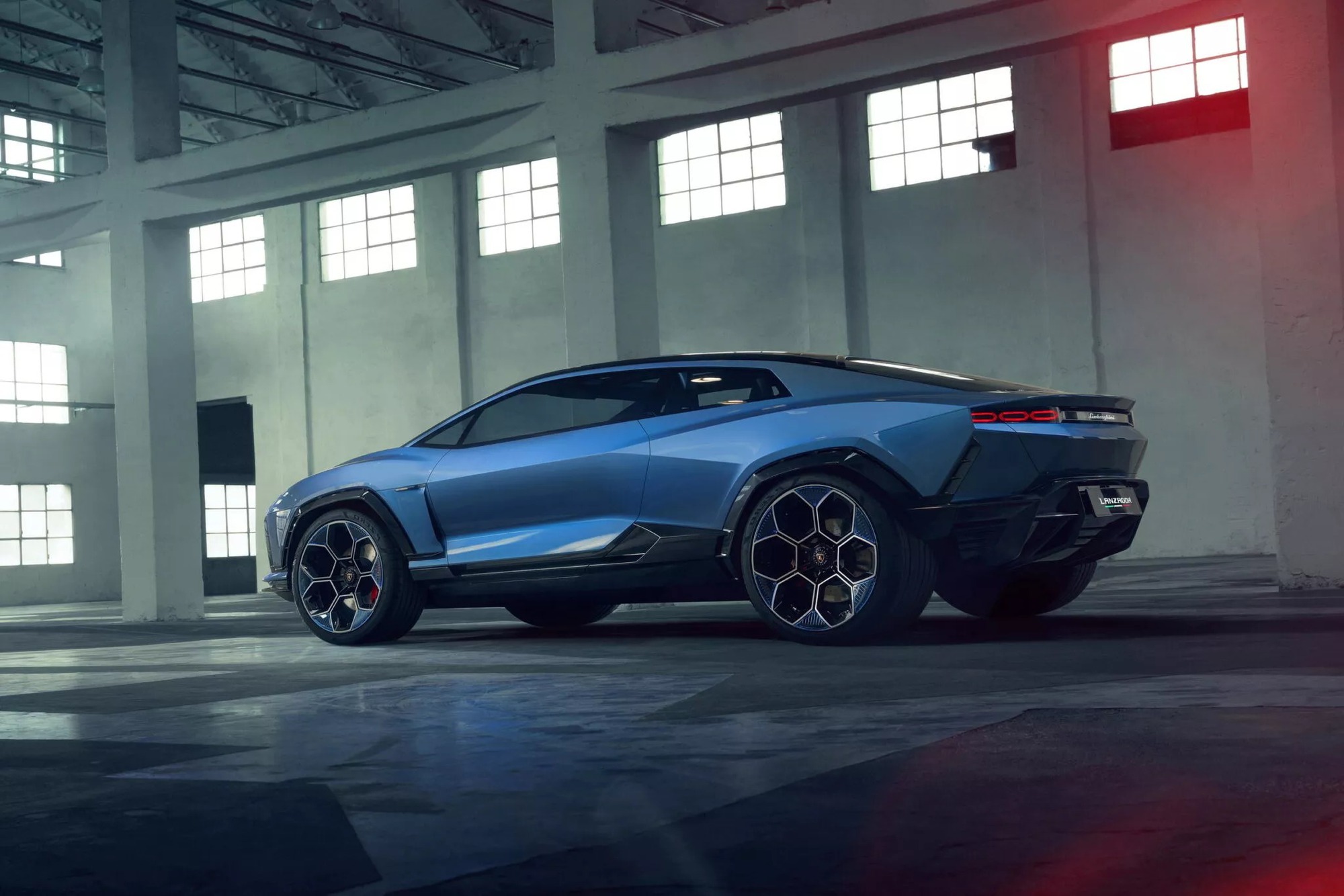 SUV thứ 2 của Lamborghini sau Urus chính thức chào sân, sẽ là xe điện đầu tiên của hãng - Ảnh 4.