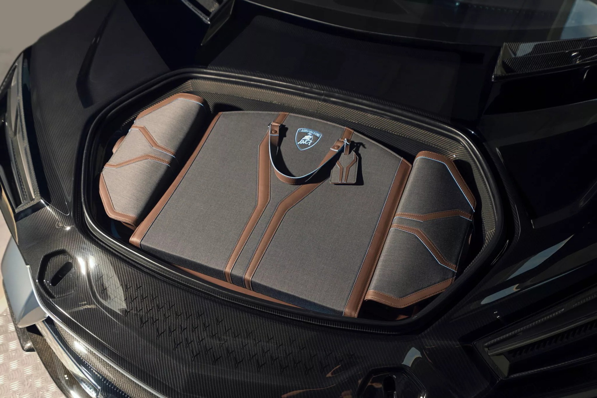 SUV thứ 2 của Lamborghini sau Urus chính thức chào sân, sẽ là xe điện đầu tiên của hãng - Ảnh 3.