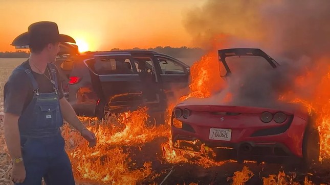 Siêu xe Ferrari bốc cháy sau thử nghiệm lái qua cánh đồng ngô - Ảnh 1.
