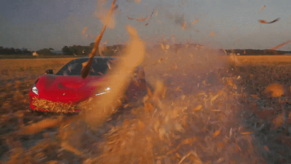Siêu xe Ferrari bốc cháy sau thử nghiệm lái qua cánh đồng ngô - Ảnh 2.