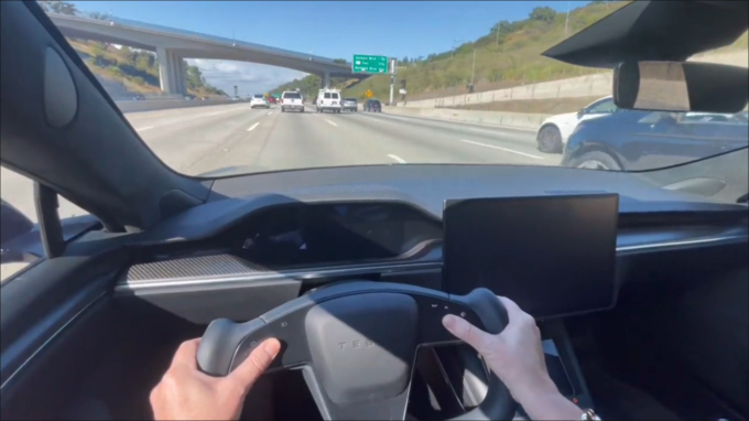 Máy tính trên xe điện Tesla 'sập' khi đang chạy, điều xảy ra gây ngạc nhiên - Ảnh 1.