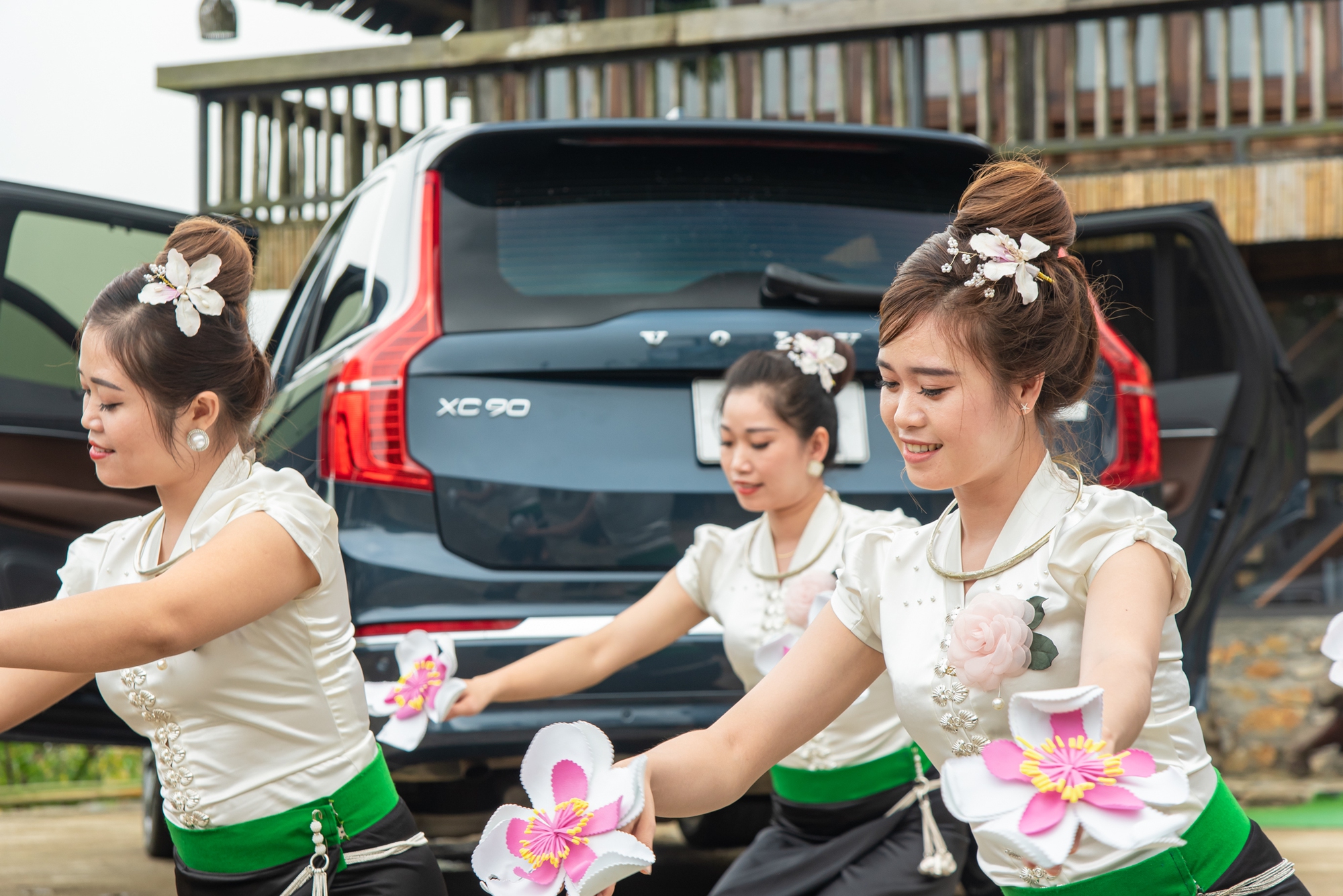 Nhóm nữ từng tham gia múa xòe Thái kỷ lục: ‘Nhảy theo nhạc phát từ loa xe Volvo là trải nghiệm không bao giờ quên’ - Ảnh 3.