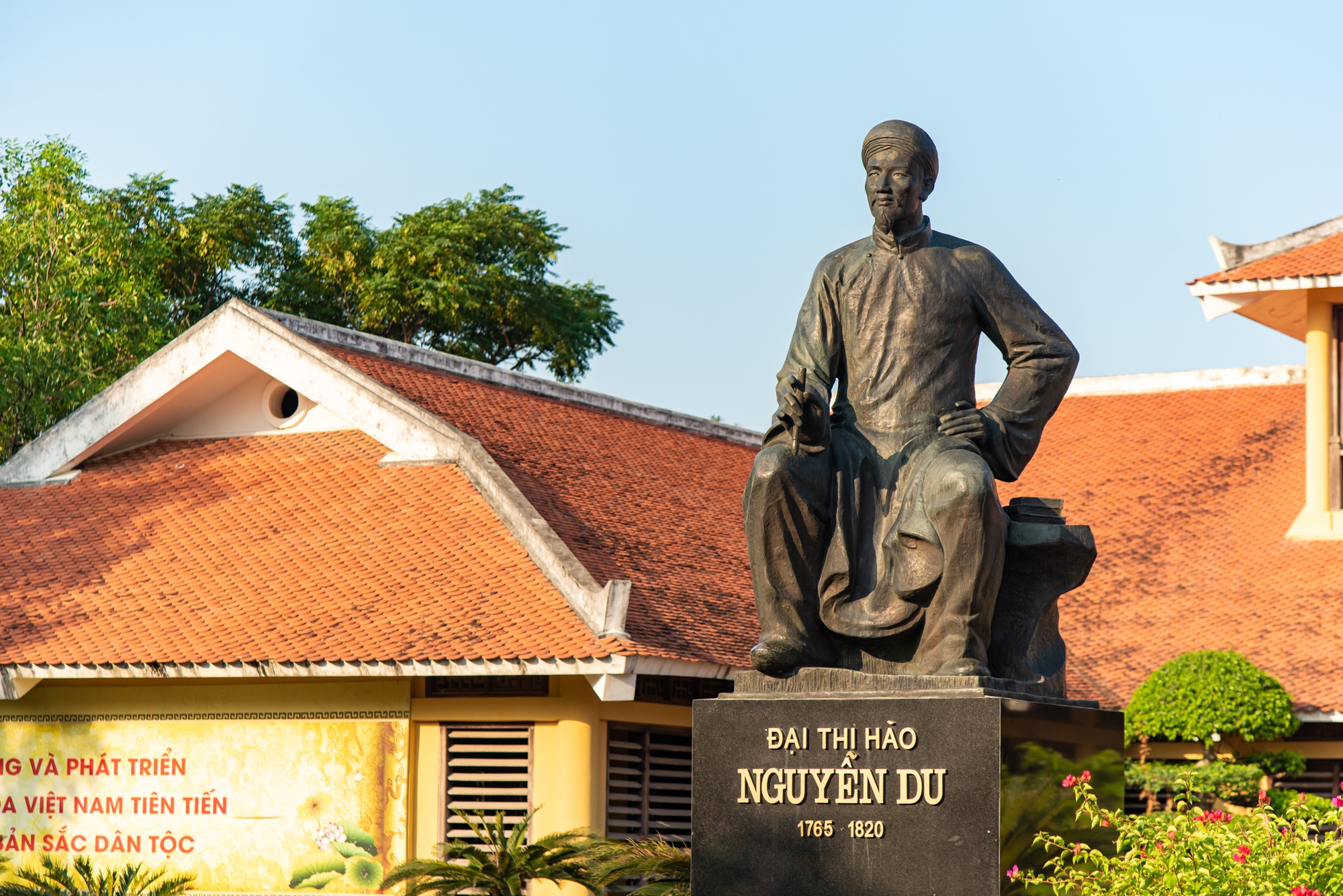 AP15 xuyên Việt tới miền Trung: Xem tác phẩm văn học nhiều kỷ lục nhất Việt Nam, qua hồ nhân tạo lớn nhất Hà Tĩnh - Ảnh 3.