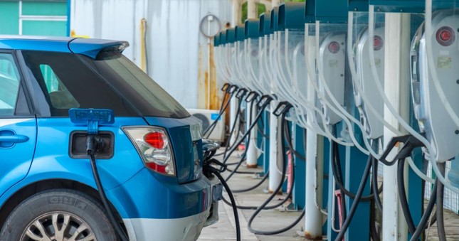 Việt Nam lọt top 10 quốc gia có chi phí sạc ô tô điện rẻ nhất toàn cầu - Ảnh 1.