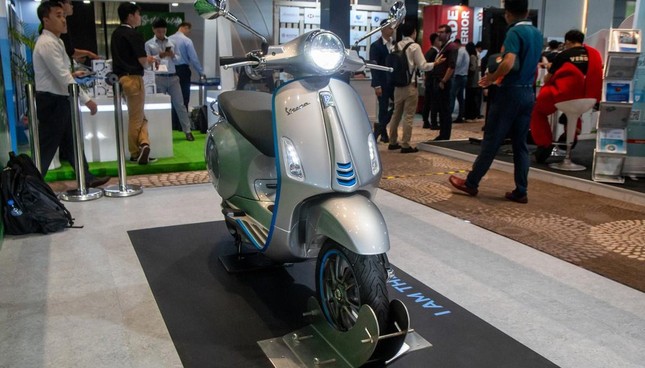 Revealing the electric version of Vespa scooters in Vietnam - Photo 2.