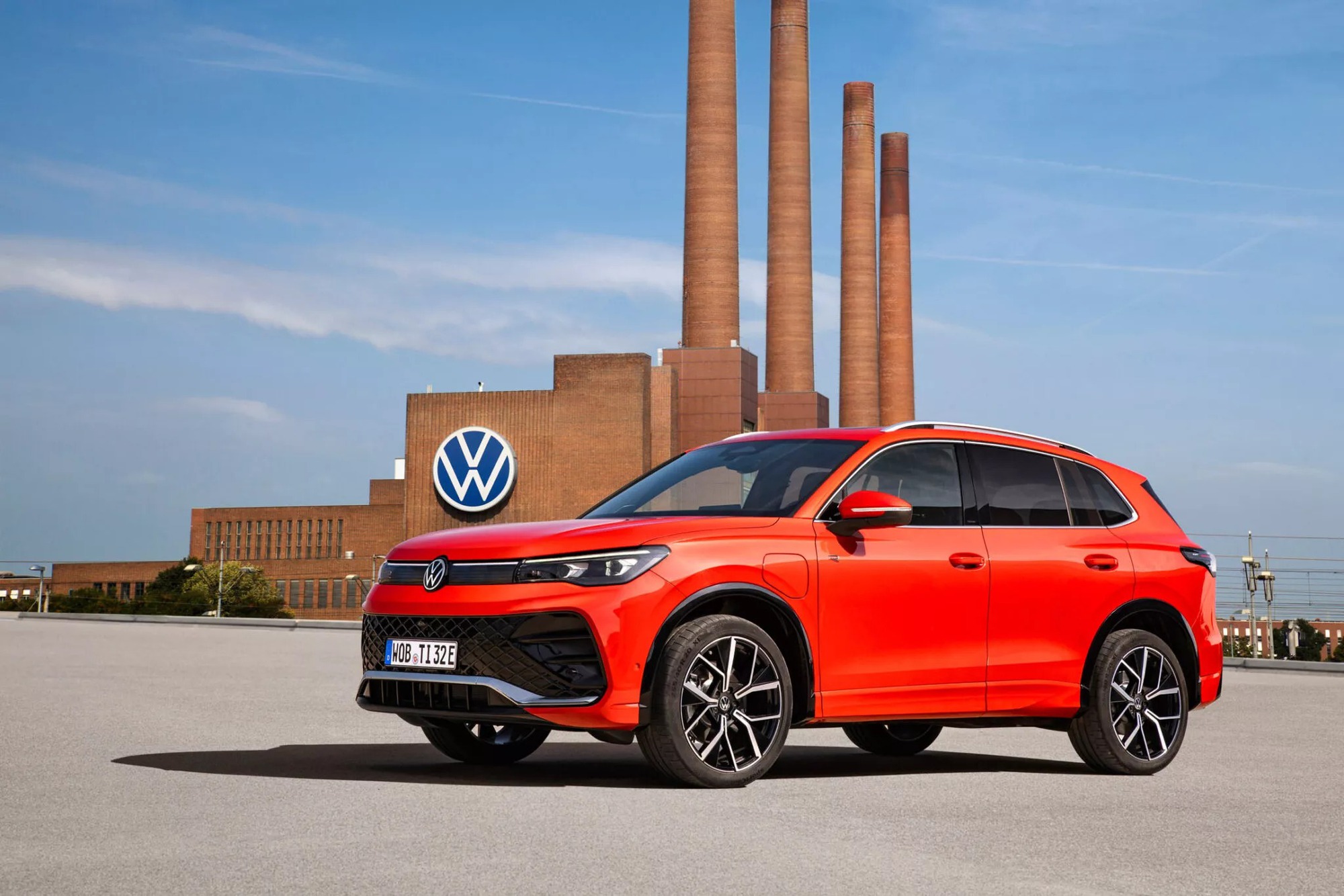 Volkswagen Tiguan đời mới chính thức ra mắt: Chạy 100 km không cần nhiên liệu, nội thất mới toàn diện - Ảnh 1.