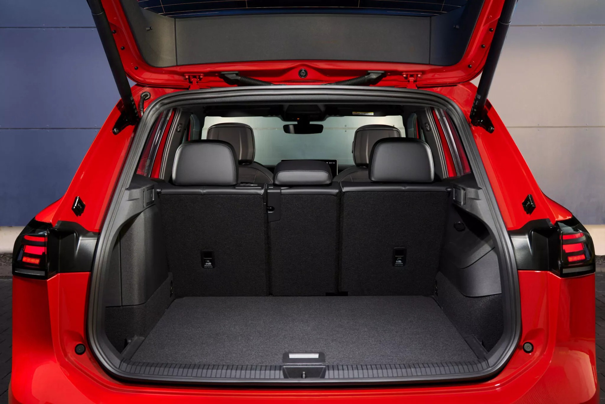 Volkswagen Tiguan đời mới chính thức ra mắt: Chạy 100 km không cần nhiên liệu, nội thất mới toàn diện - Ảnh 2.