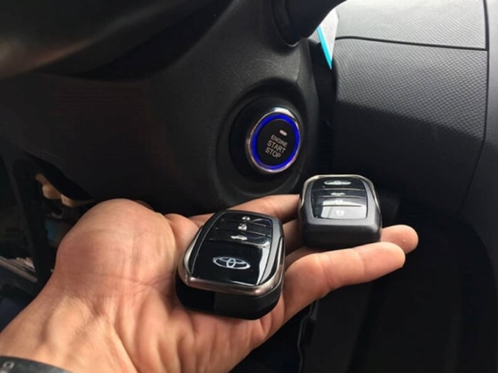 Vì sao chìa khóa thông minh để trong ô tô vẫn bị chốt cửa? - Ảnh 1.