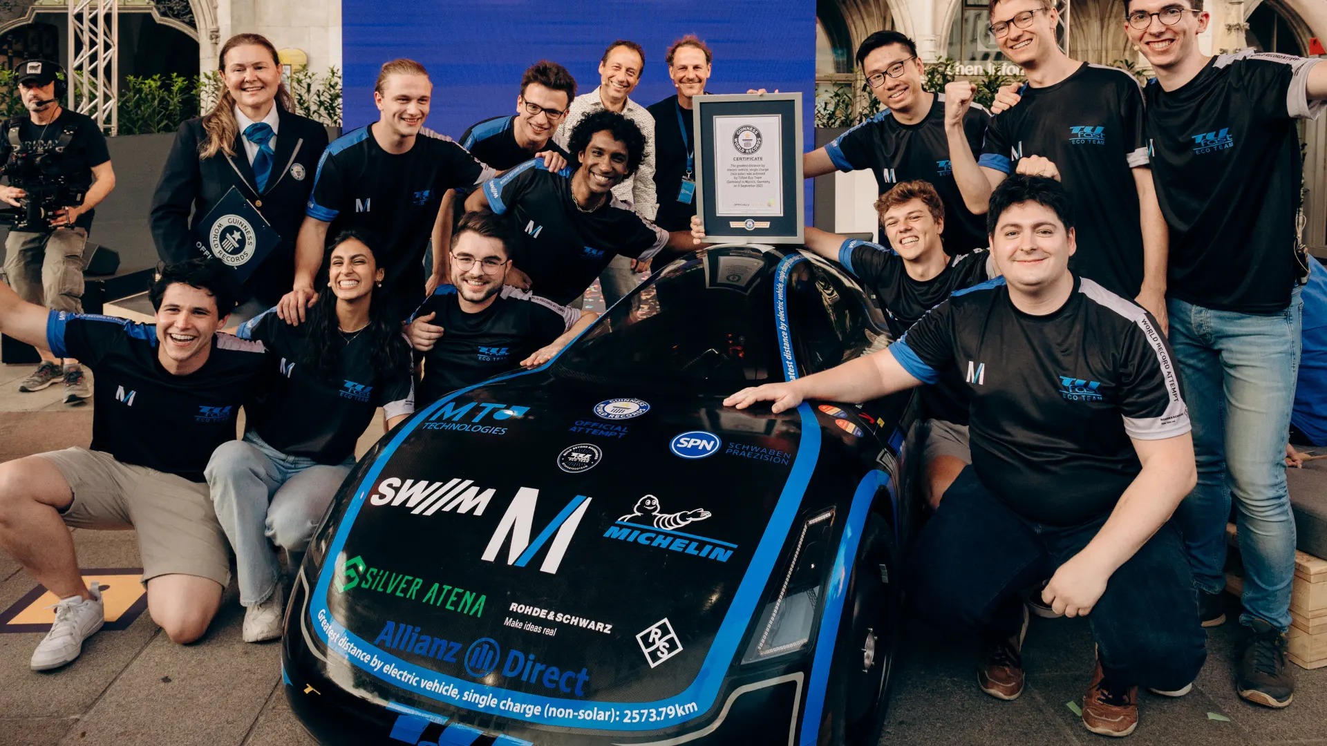 Nhóm sinh viên tự chế xe điện chạy 2.600 km một lần sạc, lập kỷ lục Guinness - Ảnh 1.