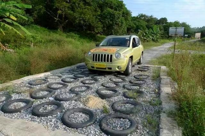 Tại sao nhiều nơi tại Hoa Kỳ lại phải chôn lốp xe xuống dưới mặt đường cao tốc? - Ảnh 2.