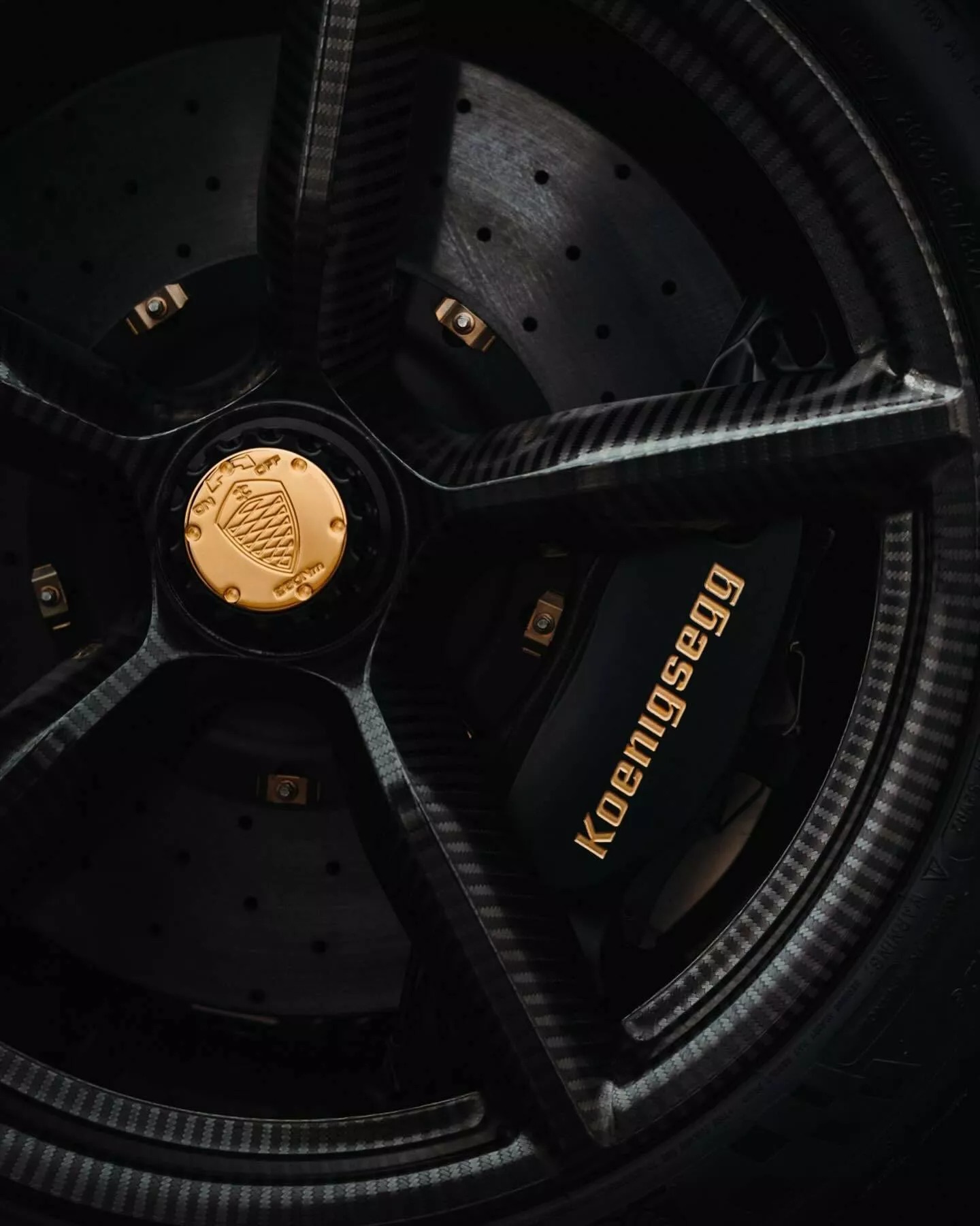 Koenigsegg Jesko thân carbon trần dùng vàng 24k trang trí - Ảnh 4.