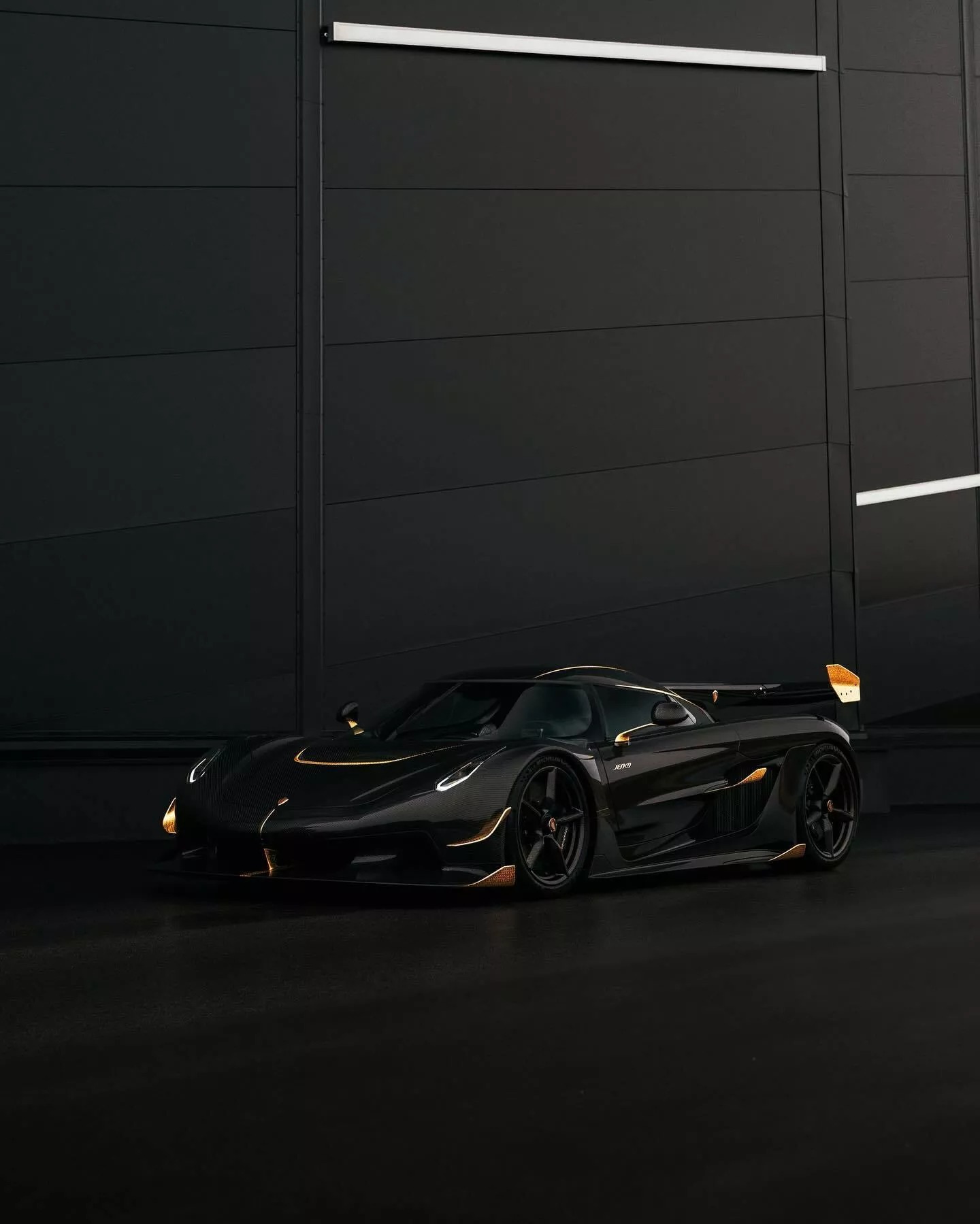 Koenigsegg Jesko thân carbon trần dùng vàng 24k trang trí - Ảnh 1.