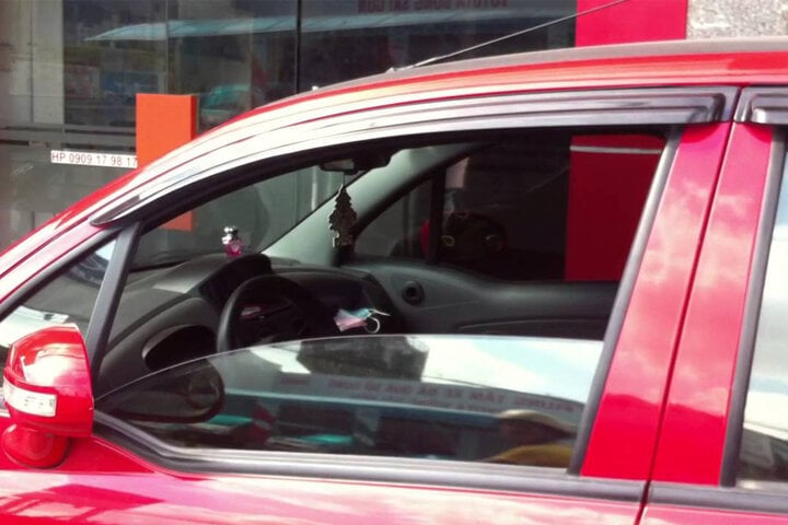 Tại sao các tài xế lâu năm thường chỉ mở một cửa sổ ô tô? - Ảnh 1.
