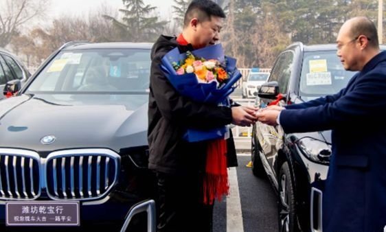 Công ty chi 27 tỷ mua 16 xe BMW thưởng Tết cho nhân viên, dân mạng xem màn trao quà chỉ biết trầm trồ: &quot;Chốn kỳ diệu nào đây!&quot; - Ảnh 3.