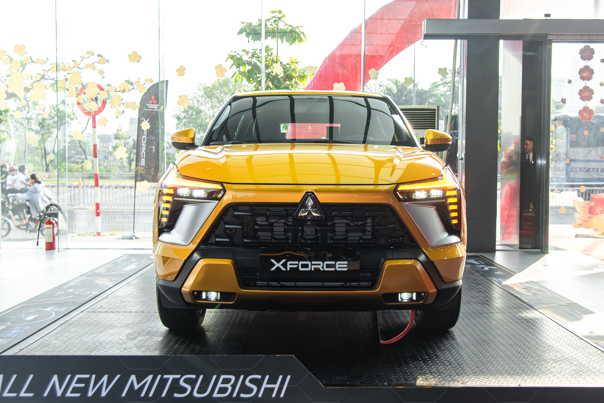 Mitsubishi Xforce Premium giá 699 triệu về đại lý, khách hàng bủa vây xem xe, đông như tại triển lãm - Ảnh 9.