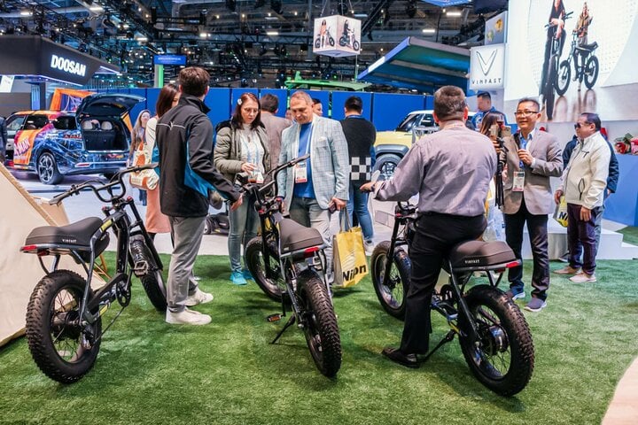 Khách Mỹ thích thú trải nghiệm xe đạp điện DrgnFly của VinFast - Ảnh 1.