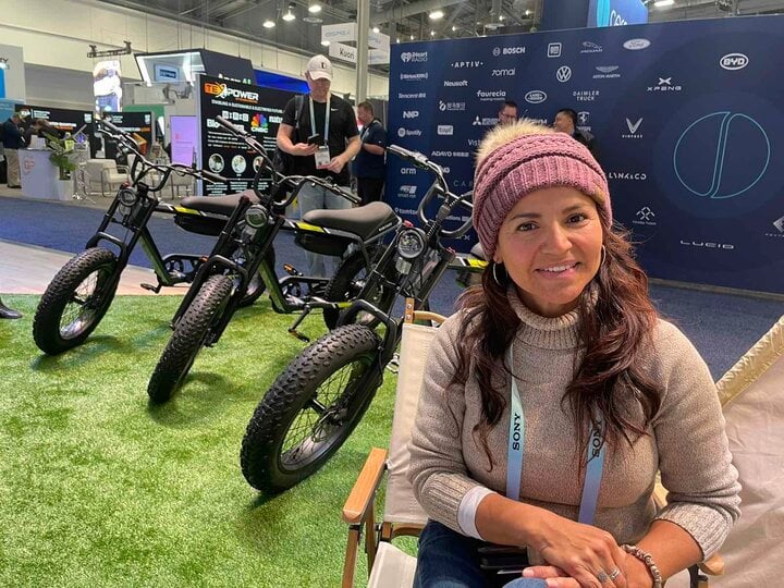 Khách Mỹ thích thú trải nghiệm xe đạp điện DrgnFly của VinFast - Ảnh 2.