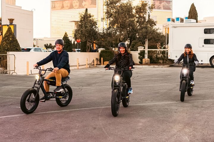 Khách Mỹ thích thú trải nghiệm xe đạp điện DrgnFly của VinFast - Ảnh 4.