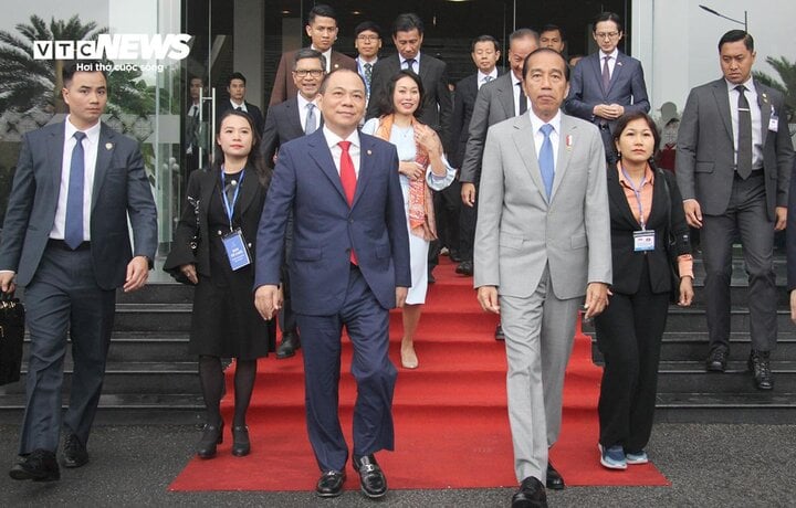 Ông Phạm Nhật Vượng lái xe chở Tổng thống Indonesia thăm nhà máy VinFast - Ảnh 1.