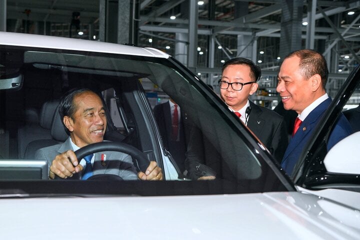 Ông Phạm Nhật Vượng lái xe chở Tổng thống Indonesia thăm nhà máy VinFast - Ảnh 7.
