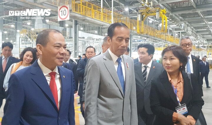 Ông Phạm Nhật Vượng lái xe chở Tổng thống Indonesia thăm nhà máy VinFast - Ảnh 9.